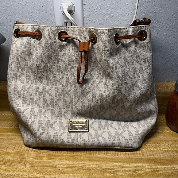 Michael Kors Jules drawstring Shoulder Bag - Picture 2 of 16